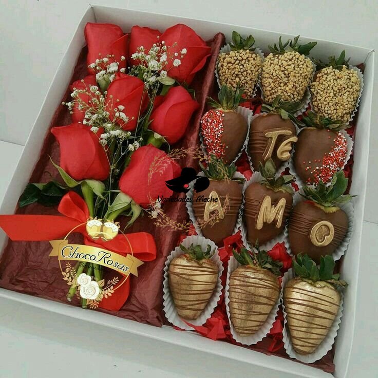 Fresas bañadas de chocolate 12 unidades con rosas